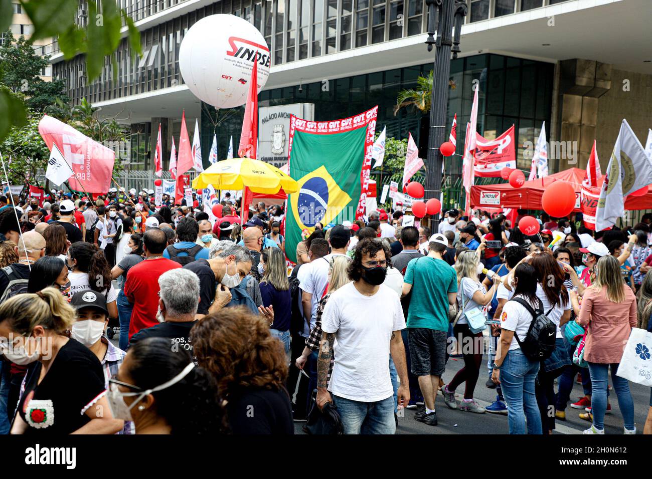 San Paolo, San Paolo, Brasile. 13 ottobre 2021. (INT) protesta dei dipendenti municipali di fronte alla Camera di San Paolo. 13 ottobre 2021, San Paolo, Brasile: Con la presenza di politici come il coordinatore MTST Guilherme Boulos, il consigliere Eduardo Suplicy e il vice Carlos Giannazi, i funzionari comunali protestano di fronte all'edificio del consiglio comunale di San Paolo, nel centro di San Paolo, Dove i 55 consiglieri della città decideranno se approvare o respingere la legge di modifica alla legge organica 07/21. L'atto protesta contro il pacchetto proposto dal sindaco di San Paolo Ricardo Nunes. CA Foto Stock