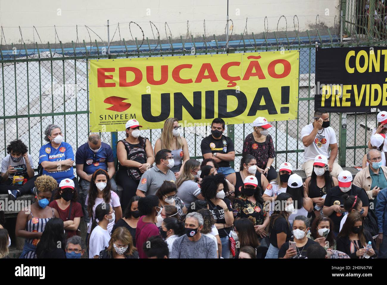 San Paolo, San Paolo, Brasile. 13 ottobre 2021. (INT) protesta dei dipendenti municipali di fronte alla Camera di San Paolo. 13 ottobre 2021, San Paolo, Brasile: Con la presenza di politici come il coordinatore MTST Guilherme Boulos, il consigliere Eduardo Suplicy e il vice Carlos Giannazi, i funzionari comunali protestano di fronte all'edificio del consiglio comunale di San Paolo, nel centro di San Paolo, Dove i 55 consiglieri della città decideranno se approvare o respingere la legge di modifica alla legge organica 07/21. L'atto protesta contro il pacchetto proposto dal sindaco di San Paolo Ricardo Nunes. CA Foto Stock