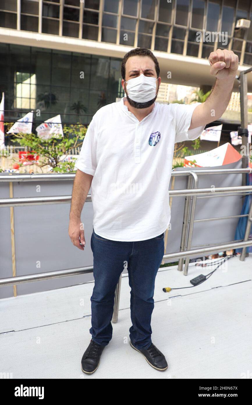 San Paolo, San Paolo, Brasile. 13 ottobre 2021. (INT) protesta dei dipendenti municipali di fronte alla Camera di San Paolo. 13 ottobre 2021, San Paolo, Brasile: Con la presenza di politici come il coordinatore MTST Guilherme Boulos, il consigliere Eduardo Suplicy e il vice Carlos Giannazi, i funzionari comunali protestano di fronte all'edificio del consiglio comunale di San Paolo, nel centro di San Paolo, Dove i 55 consiglieri della città decideranno se approvare o respingere la legge di modifica alla legge organica 07/21. L'atto protesta contro il pacchetto proposto dal sindaco di San Paolo Ricardo Nunes. CA Foto Stock