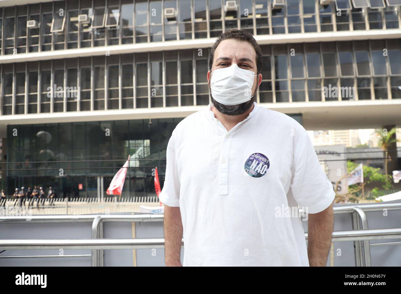 San Paolo, San Paolo, Brasile. 13 ottobre 2021. (INT) protesta dei dipendenti municipali di fronte alla Camera di San Paolo. 13 ottobre 2021, San Paolo, Brasile: Con la presenza di politici come il coordinatore MTST Guilherme Boulos, il consigliere Eduardo Suplicy e il vice Carlos Giannazi, i funzionari comunali protestano di fronte all'edificio del consiglio comunale di San Paolo, nel centro di San Paolo, Dove i 55 consiglieri della città decideranno se approvare o respingere la legge di modifica alla legge organica 07/21. L'atto protesta contro il pacchetto proposto dal sindaco di San Paolo Ricardo Nunes. CA Foto Stock