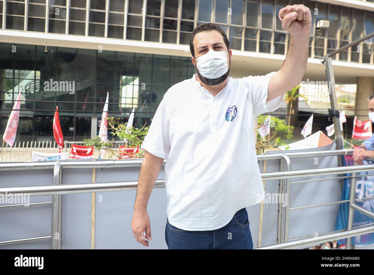 San Paolo, San Paolo, Brasile. 13 ottobre 2021. (INT) protesta dei dipendenti municipali di fronte alla Camera di San Paolo. 13 ottobre 2021, San Paolo, Brasile: Con la presenza di politici come il coordinatore MTST Guilherme Boulos, il consigliere Eduardo Suplicy e il vice Carlos Giannazi, i funzionari comunali protestano di fronte all'edificio del consiglio comunale di San Paolo, nel centro di San Paolo, Dove i 55 consiglieri della città decideranno se approvare o respingere la legge di modifica alla legge organica 07/21. L'atto protesta contro il pacchetto proposto dal sindaco di San Paolo Ricardo Nunes. CA Foto Stock