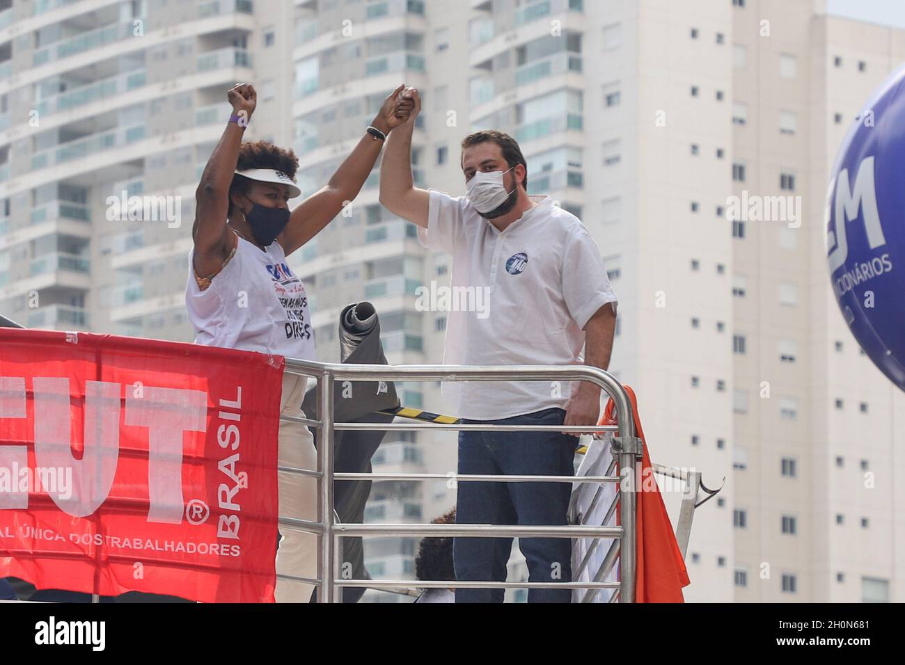 San Paolo, San Paolo, Brasile. 13 ottobre 2021. (INT) protesta dei dipendenti municipali di fronte alla Camera di San Paolo. 13 ottobre 2021, San Paolo, Brasile: Con la presenza di politici come il coordinatore MTST Guilherme Boulos, il consigliere Eduardo Suplicy e il vice Carlos Giannazi, i funzionari comunali protestano di fronte all'edificio del consiglio comunale di San Paolo, nel centro di San Paolo, Dove i 55 consiglieri della città decideranno se approvare o respingere la legge di modifica alla legge organica 07/21. L'atto protesta contro il pacchetto proposto dal sindaco di San Paolo Ricardo Nunes. CA Foto Stock