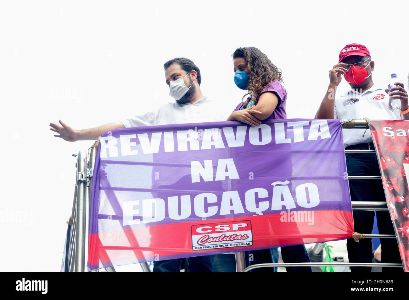 San Paolo, San Paolo, Brasile. 13 ottobre 2021. (INT) protesta dei dipendenti municipali di fronte alla Camera di San Paolo. 13 ottobre 2021, San Paolo, Brasile: Con la presenza di politici come il coordinatore MTST Guilherme Boulos, il consigliere Eduardo Suplicy e il vice Carlos Giannazi, i funzionari comunali protestano di fronte all'edificio del consiglio comunale di San Paolo, nel centro di San Paolo, Dove i 55 consiglieri della città decideranno se approvare o respingere la legge di modifica alla legge organica 07/21. L'atto protesta contro il pacchetto proposto dal sindaco di San Paolo Ricardo Nunes. CA Foto Stock