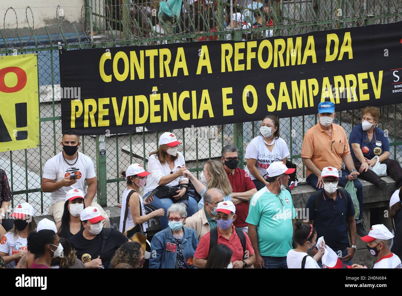 San Paolo, San Paolo, Brasile. 13 ottobre 2021. (INT) protesta dei dipendenti municipali di fronte alla Camera di San Paolo. 13 ottobre 2021, San Paolo, Brasile: Con la presenza di politici come il coordinatore MTST Guilherme Boulos, il consigliere Eduardo Suplicy e il vice Carlos Giannazi, i funzionari comunali protestano di fronte all'edificio del consiglio comunale di San Paolo, nel centro di San Paolo, Dove i 55 consiglieri della città decideranno se approvare o respingere la legge di modifica alla legge organica 07/21. L'atto protesta contro il pacchetto proposto dal sindaco di San Paolo Ricardo Nunes. CA Foto Stock