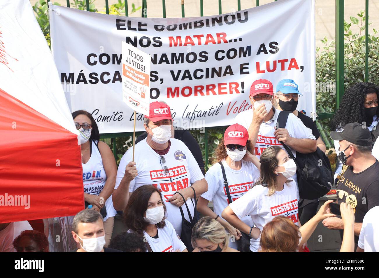 San Paolo, San Paolo, Brasile. 13 ottobre 2021. (INT) protesta dei dipendenti municipali di fronte alla Camera di San Paolo. 13 ottobre 2021, San Paolo, Brasile: Con la presenza di politici come il coordinatore MTST Guilherme Boulos, il consigliere Eduardo Suplicy e il vice Carlos Giannazi, i funzionari comunali protestano di fronte all'edificio del consiglio comunale di San Paolo, nel centro di San Paolo, Dove i 55 consiglieri della città decideranno se approvare o respingere la legge di modifica alla legge organica 07/21. L'atto protesta contro il pacchetto proposto dal sindaco di San Paolo Ricardo Nunes. CA Foto Stock