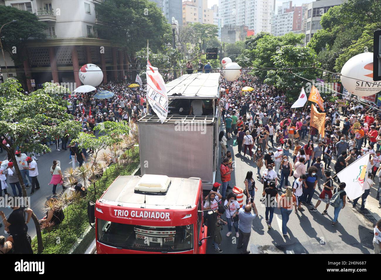 San Paolo, San Paolo, Brasile. 13 ottobre 2021. (INT) protesta dei dipendenti municipali di fronte alla Camera di San Paolo. 13 ottobre 2021, San Paolo, Brasile: Con la presenza di politici come il coordinatore MTST Guilherme Boulos, il consigliere Eduardo Suplicy e il vice Carlos Giannazi, i funzionari comunali protestano di fronte all'edificio del consiglio comunale di San Paolo, nel centro di San Paolo, Dove i 55 consiglieri della città decideranno se approvare o respingere la legge di modifica alla legge organica 07/21. L'atto protesta contro il pacchetto proposto dal sindaco di San Paolo Ricardo Nunes. CA Foto Stock