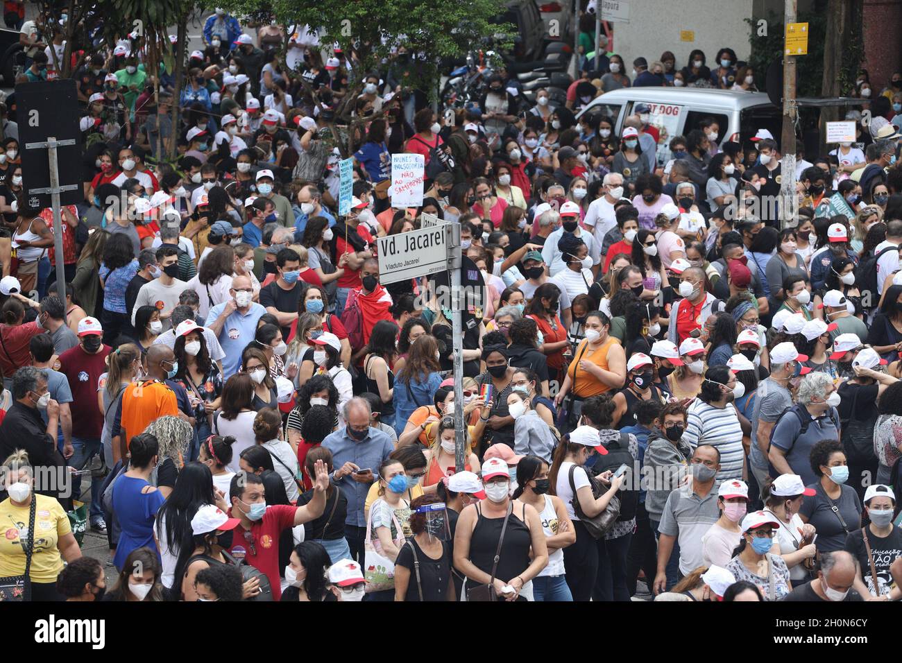 San Paolo, San Paolo, Brasile. 13 ottobre 2021. (INT) protesta dei dipendenti municipali di fronte alla Camera di San Paolo. 13 ottobre 2021, San Paolo, Brasile: Con la presenza di politici come il coordinatore MTST Guilherme Boulos, il consigliere Eduardo Suplicy e il vice Carlos Giannazi, i funzionari comunali protestano di fronte all'edificio del consiglio comunale di San Paolo, nel centro di San Paolo, Dove i 55 consiglieri della città decideranno se approvare o respingere la legge di modifica alla legge organica 07/21. L'atto protesta contro il pacchetto proposto dal sindaco di San Paolo Ricardo Nunes. CA Foto Stock