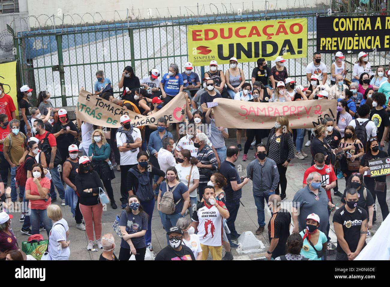 San Paolo, San Paolo, Brasile. 13 ottobre 2021. (INT) protesta dei dipendenti municipali di fronte alla Camera di San Paolo. 13 ottobre 2021, San Paolo, Brasile: Con la presenza di politici come il coordinatore MTST Guilherme Boulos, il consigliere Eduardo Suplicy e il vice Carlos Giannazi, i funzionari comunali protestano di fronte all'edificio del consiglio comunale di San Paolo, nel centro di San Paolo, Dove i 55 consiglieri della città decideranno se approvare o respingere la legge di modifica alla legge organica 07/21. L'atto protesta contro il pacchetto proposto dal sindaco di San Paolo Ricardo Nunes. CA Foto Stock
