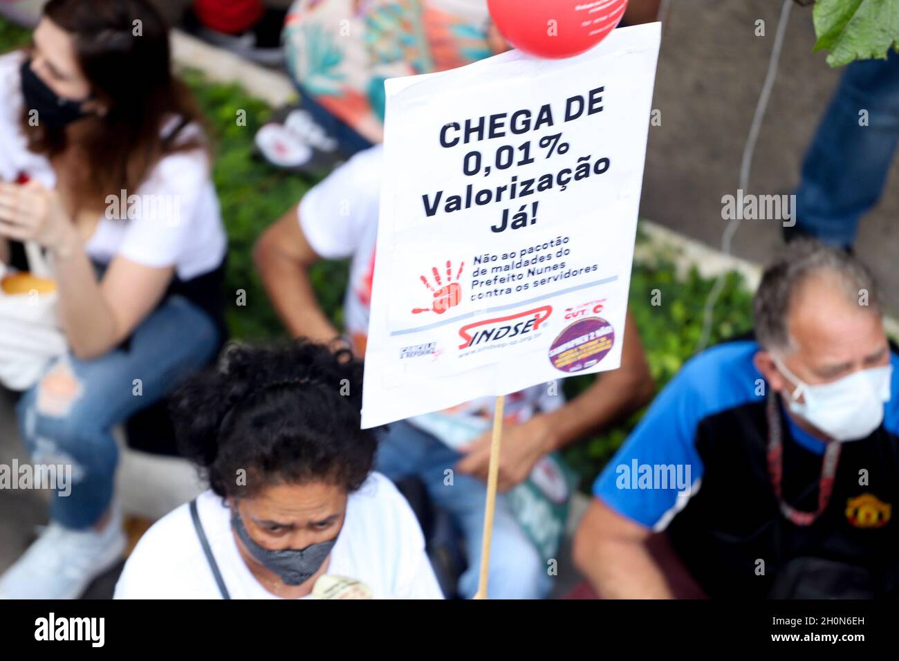 San Paolo, San Paolo, Brasile. 13 ottobre 2021. (INT) protesta dei dipendenti municipali di fronte alla Camera di San Paolo. 13 ottobre 2021, San Paolo, Brasile: Con la presenza di politici come il coordinatore MTST Guilherme Boulos, il consigliere Eduardo Suplicy e il vice Carlos Giannazi, i funzionari comunali protestano di fronte all'edificio del consiglio comunale di San Paolo, nel centro di San Paolo, Dove i 55 consiglieri della città decideranno se approvare o respingere la legge di modifica alla legge organica 07/21. L'atto protesta contro il pacchetto proposto dal sindaco di San Paolo Ricardo Nunes. CA Foto Stock