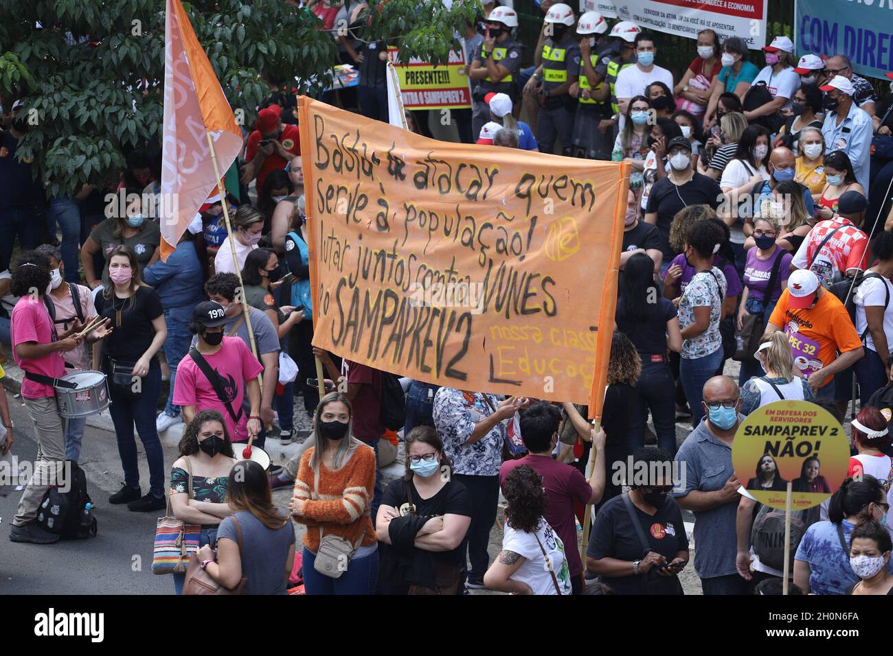 San Paolo, San Paolo, Brasile. 13 ottobre 2021. (INT) protesta dei dipendenti municipali di fronte alla Camera di San Paolo. 13 ottobre 2021, San Paolo, Brasile: Con la presenza di politici come il coordinatore MTST Guilherme Boulos, il consigliere Eduardo Suplicy e il vice Carlos Giannazi, i funzionari comunali protestano di fronte all'edificio del consiglio comunale di San Paolo, nel centro di San Paolo, Dove i 55 consiglieri della città decideranno se approvare o respingere la legge di modifica alla legge organica 07/21. L'atto protesta contro il pacchetto proposto dal sindaco di San Paolo Ricardo Nunes. CA Foto Stock