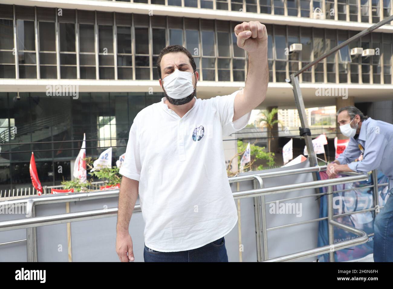 San Paolo, San Paolo, Brasile. 13 ottobre 2021. (INT) protesta dei dipendenti municipali di fronte alla Camera di San Paolo. 13 ottobre 2021, San Paolo, Brasile: Con la presenza di politici come il coordinatore MTST Guilherme Boulos, il consigliere Eduardo Suplicy e il vice Carlos Giannazi, i funzionari comunali protestano di fronte all'edificio del consiglio comunale di San Paolo, nel centro di San Paolo, Dove i 55 consiglieri della città decideranno se approvare o respingere la legge di modifica alla legge organica 07/21. L'atto protesta contro il pacchetto proposto dal sindaco di San Paolo Ricardo Nunes. CA Foto Stock