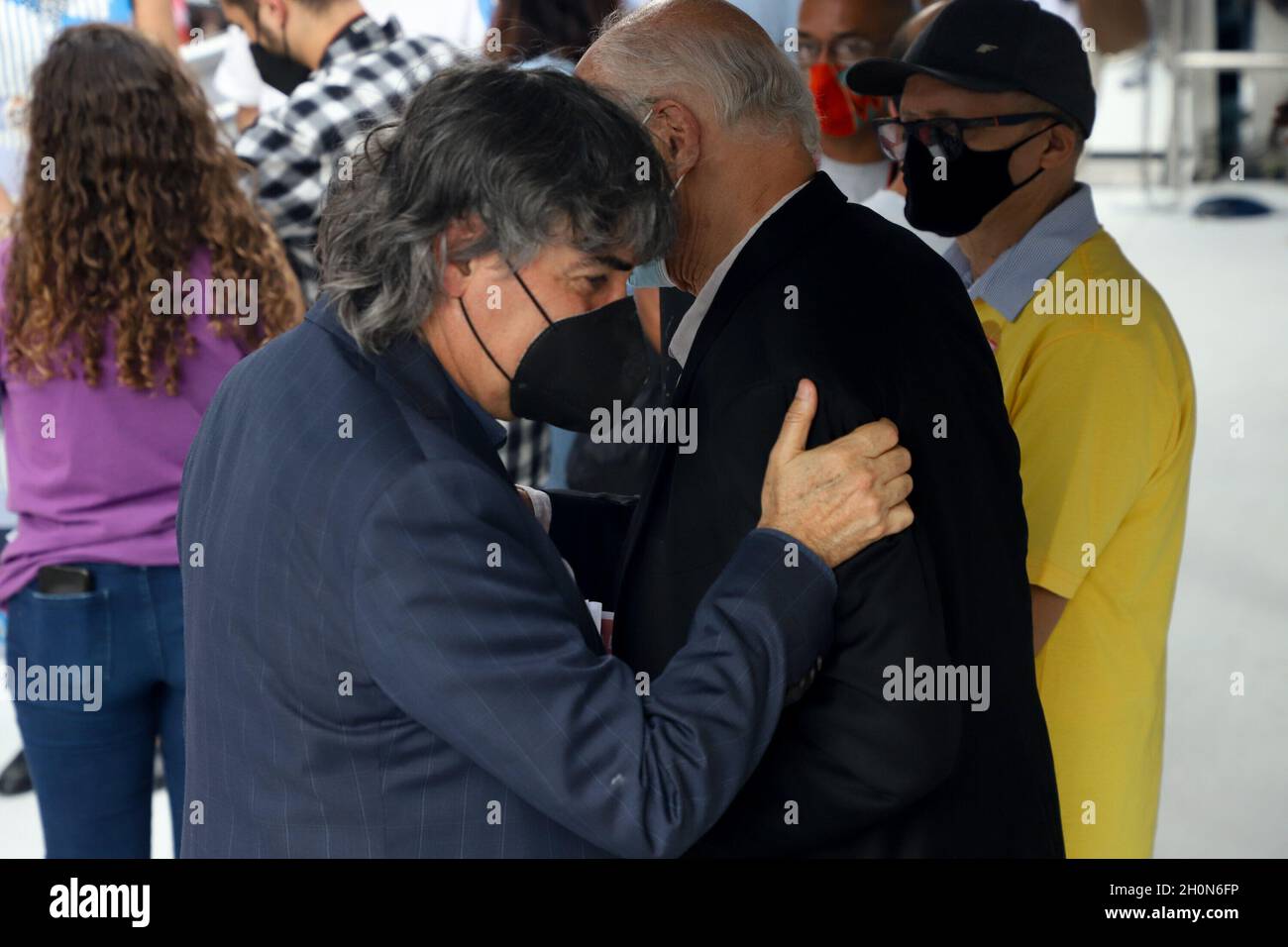 San Paolo, San Paolo, Brasile. 13 ottobre 2021. (INT) protesta dei dipendenti municipali di fronte alla Camera di San Paolo. 13 ottobre 2021, San Paolo, Brasile: Con la presenza di politici come il coordinatore MTST Guilherme Boulos, il consigliere Eduardo Suplicy e il vice Carlos Giannazi, i funzionari comunali protestano di fronte all'edificio del consiglio comunale di San Paolo, nel centro di San Paolo, Dove i 55 consiglieri della città decideranno se approvare o respingere la legge di modifica alla legge organica 07/21. L'atto protesta contro il pacchetto proposto dal sindaco di San Paolo Ricardo Nunes. CA Foto Stock