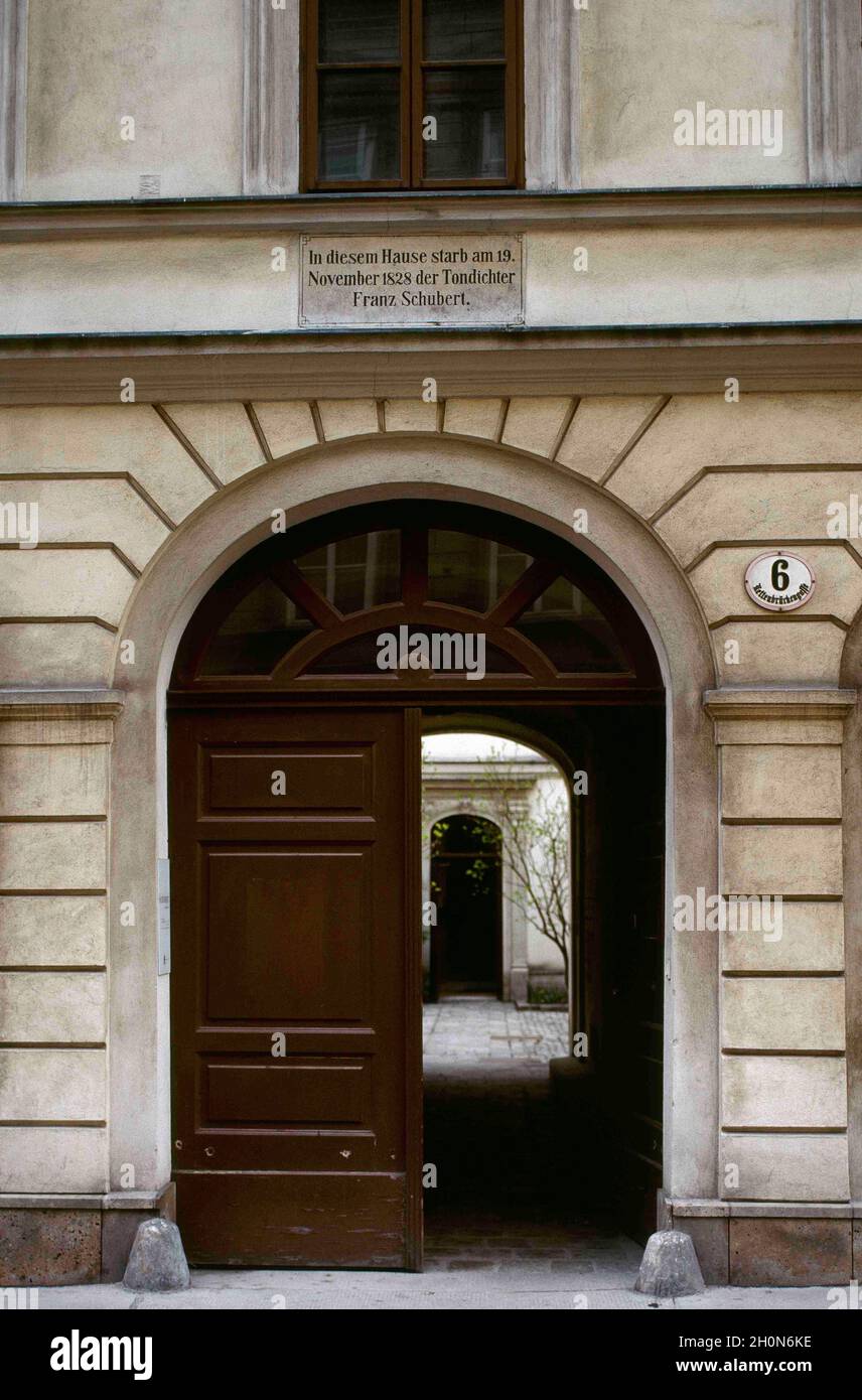 Franz Schubert (1797-1828). Compositore austriaco. Porta d'ingresso alla casa su Kettenbrückengasse 6. Appartamento di suo fratello Ferdinando dove Franz Schu Foto Stock