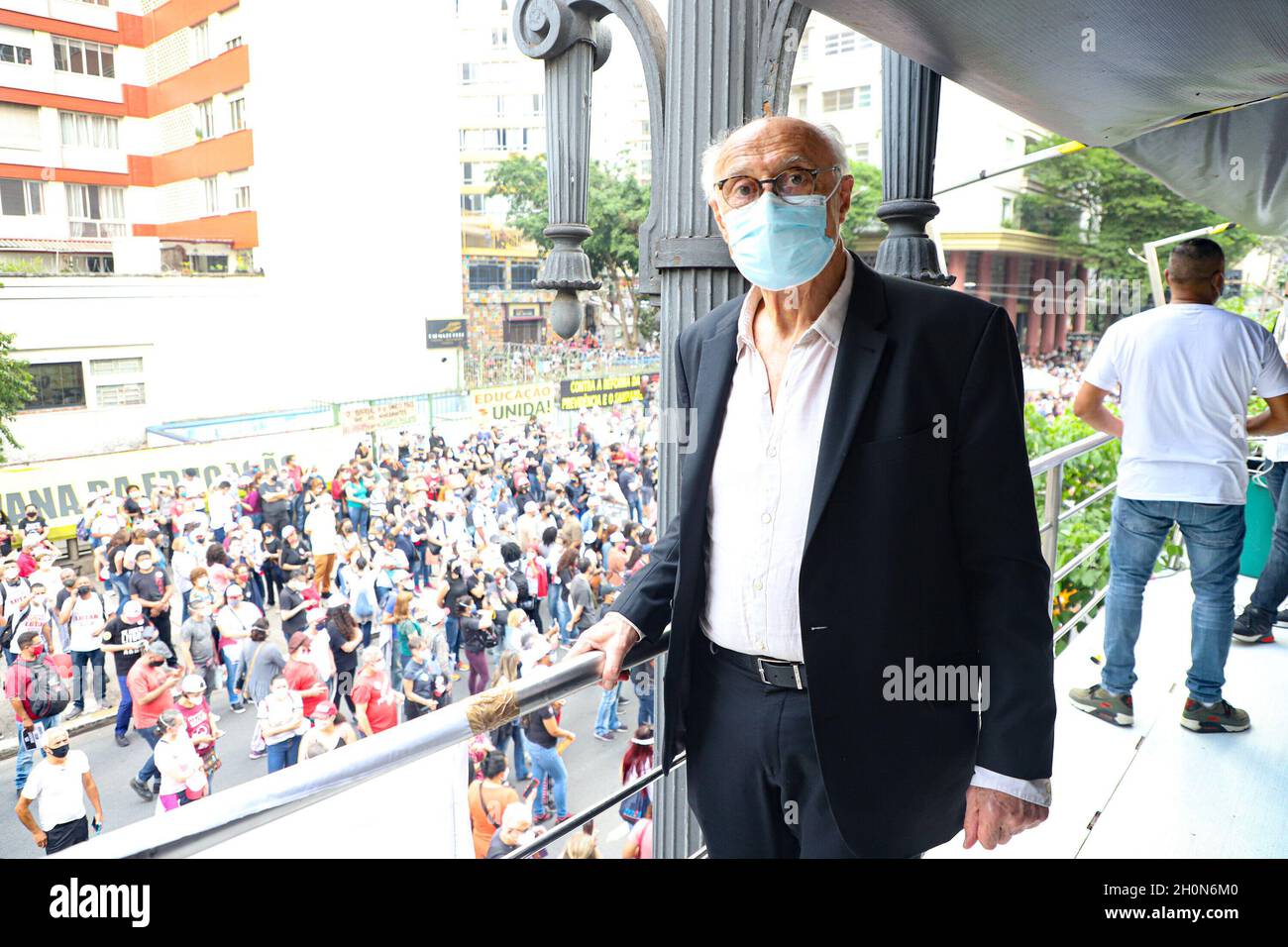 San Paolo, San Paolo, Brasile. 13 ottobre 2021. (INT) protesta dei dipendenti municipali di fronte alla Camera di San Paolo. 13 ottobre 2021, San Paolo, Brasile: Con la presenza di politici come il coordinatore MTST Guilherme Boulos, il consigliere Eduardo Suplicy e il vice Carlos Giannazi, i funzionari comunali protestano di fronte all'edificio del consiglio comunale di San Paolo, nel centro di San Paolo, Dove i 55 consiglieri della città decideranno se approvare o respingere la legge di modifica alla legge organica 07/21. L'atto protesta contro il pacchetto proposto dal sindaco di San Paolo Ricardo Nunes. CA Foto Stock