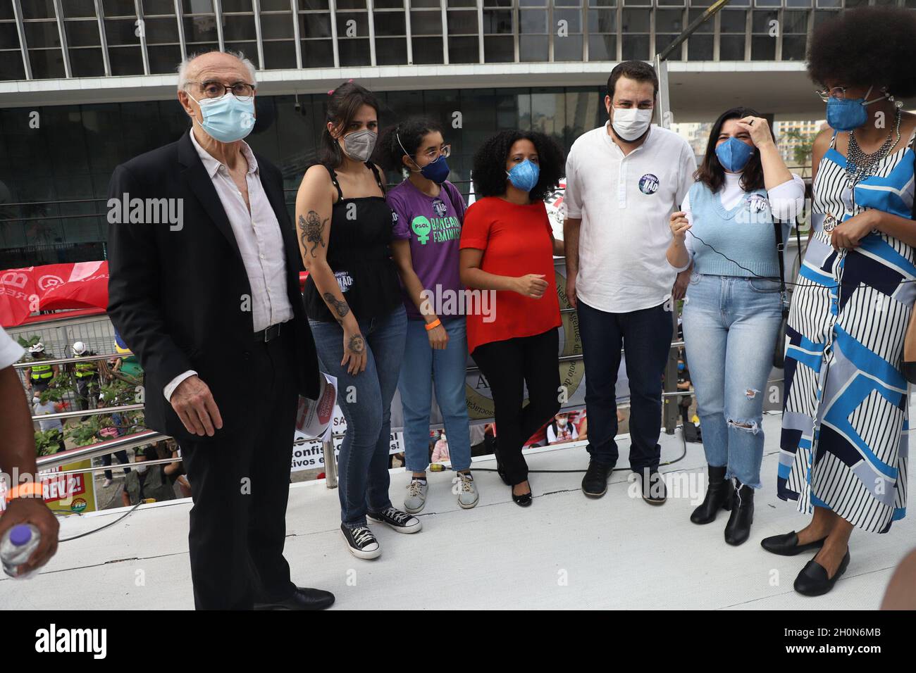 San Paolo, San Paolo, Brasile. 13 ottobre 2021. (INT) protesta dei dipendenti municipali di fronte alla Camera di San Paolo. 13 ottobre 2021, San Paolo, Brasile: Con la presenza di politici come il coordinatore MTST Guilherme Boulos, il consigliere Eduardo Suplicy e il vice Carlos Giannazi, i funzionari comunali protestano di fronte all'edificio del consiglio comunale di San Paolo, nel centro di San Paolo, Dove i 55 consiglieri della città decideranno se approvare o respingere la legge di modifica alla legge organica 07/21. L'atto protesta contro il pacchetto proposto dal sindaco di San Paolo Ricardo Nunes. CA Foto Stock