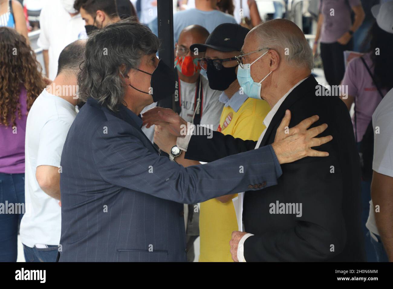 San Paolo, San Paolo, Brasile. 13 ottobre 2021. (INT) protesta dei dipendenti municipali di fronte alla Camera di San Paolo. 13 ottobre 2021, San Paolo, Brasile: Con la presenza di politici come il coordinatore MTST Guilherme Boulos, il consigliere Eduardo Suplicy e il vice Carlos Giannazi, i funzionari comunali protestano di fronte all'edificio del consiglio comunale di San Paolo, nel centro di San Paolo, Dove i 55 consiglieri della città decideranno se approvare o respingere la legge di modifica alla legge organica 07/21. L'atto protesta contro il pacchetto proposto dal sindaco di San Paolo Ricardo Nunes. CA Foto Stock