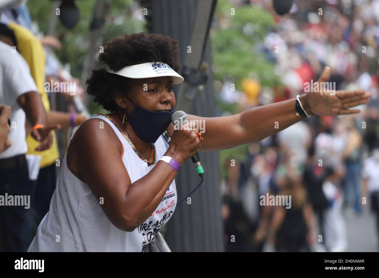 San Paolo, San Paolo, Brasile. 13 ottobre 2021. (INT) protesta dei dipendenti municipali di fronte alla Camera di San Paolo. 13 ottobre 2021, San Paolo, Brasile: Con la presenza di politici come il coordinatore MTST Guilherme Boulos, il consigliere Eduardo Suplicy e il vice Carlos Giannazi, i funzionari comunali protestano di fronte all'edificio del consiglio comunale di San Paolo, nel centro di San Paolo, Dove i 55 consiglieri della città decideranno se approvare o respingere la legge di modifica alla legge organica 07/21. L'atto protesta contro il pacchetto proposto dal sindaco di San Paolo Ricardo Nunes. CA Foto Stock
