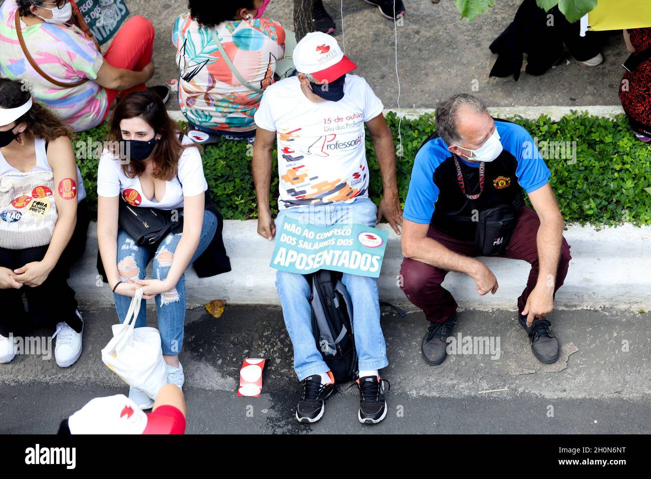 San Paolo, San Paolo, Brasile. 13 ottobre 2021. (INT) protesta dei dipendenti municipali di fronte alla Camera di San Paolo. 13 ottobre 2021, San Paolo, Brasile: Con la presenza di politici come il coordinatore MTST Guilherme Boulos, il consigliere Eduardo Suplicy e il vice Carlos Giannazi, i funzionari comunali protestano di fronte all'edificio del consiglio comunale di San Paolo, nel centro di San Paolo, Dove i 55 consiglieri della città decideranno se approvare o respingere la legge di modifica alla legge organica 07/21. L'atto protesta contro il pacchetto proposto dal sindaco di San Paolo Ricardo Nunes. CA Foto Stock