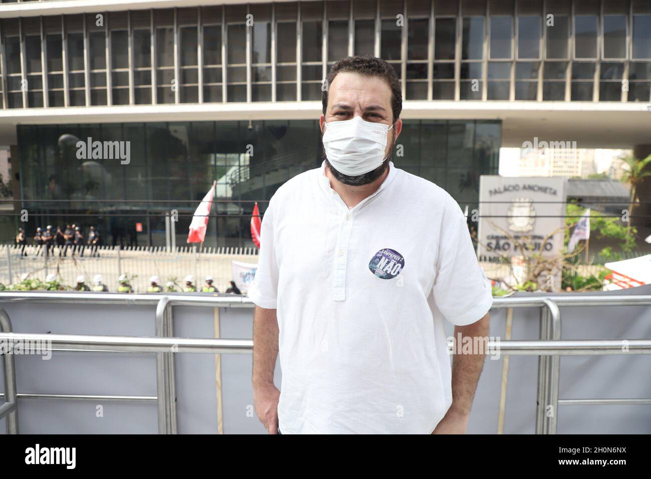 San Paolo, San Paolo, Brasile. 13 ottobre 2021. (INT) protesta dei dipendenti municipali di fronte alla Camera di San Paolo. 13 ottobre 2021, San Paolo, Brasile: Con la presenza di politici come il coordinatore MTST Guilherme Boulos, il consigliere Eduardo Suplicy e il vice Carlos Giannazi, i funzionari comunali protestano di fronte all'edificio del consiglio comunale di San Paolo, nel centro di San Paolo, Dove i 55 consiglieri della città decideranno se approvare o respingere la legge di modifica alla legge organica 07/21. L'atto protesta contro il pacchetto proposto dal sindaco di San Paolo Ricardo Nunes. CA Foto Stock