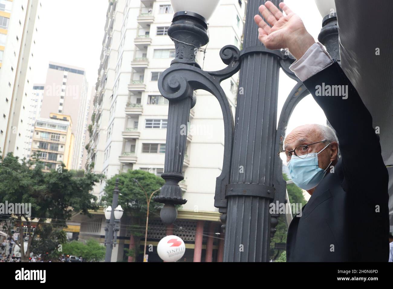 San Paolo, San Paolo, Brasile. 13 ottobre 2021. (INT) protesta dei dipendenti municipali di fronte alla Camera di San Paolo. 13 ottobre 2021, San Paolo, Brasile: Con la presenza di politici come il coordinatore MTST Guilherme Boulos, il consigliere Eduardo Suplicy e il vice Carlos Giannazi, i funzionari comunali protestano di fronte all'edificio del consiglio comunale di San Paolo, nel centro di San Paolo, Dove i 55 consiglieri della città decideranno se approvare o respingere la legge di modifica alla legge organica 07/21. L'atto protesta contro il pacchetto proposto dal sindaco di San Paolo Ricardo Nunes. CA Foto Stock