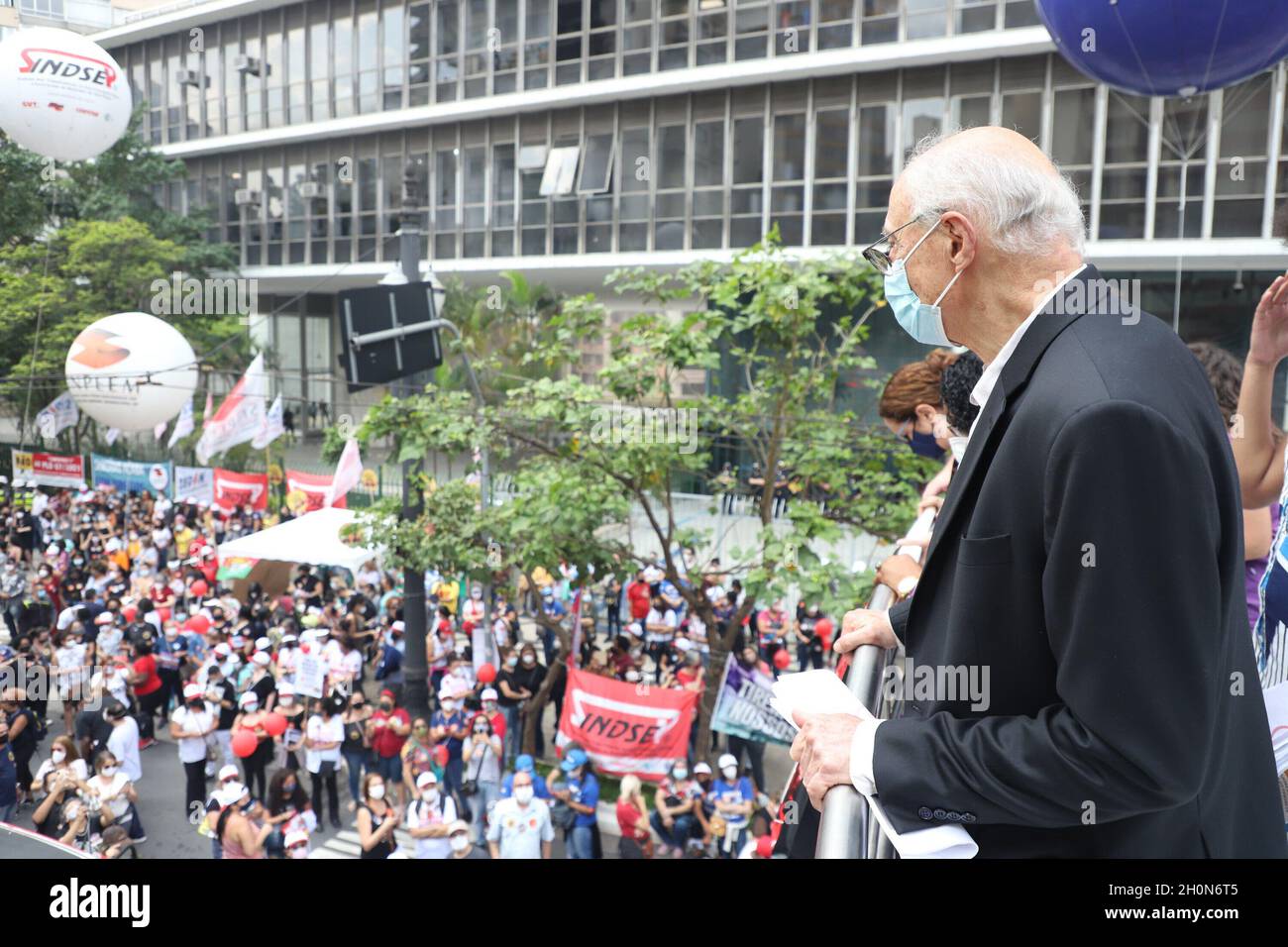 San Paolo, San Paolo, Brasile. 13 ottobre 2021. (INT) protesta dei dipendenti municipali di fronte alla Camera di San Paolo. 13 ottobre 2021, San Paolo, Brasile: Con la presenza di politici come il coordinatore MTST Guilherme Boulos, il consigliere Eduardo Suplicy e il vice Carlos Giannazi, i funzionari comunali protestano di fronte all'edificio del consiglio comunale di San Paolo, nel centro di San Paolo, Dove i 55 consiglieri della città decideranno se approvare o respingere la legge di modifica alla legge organica 07/21. L'atto protesta contro il pacchetto proposto dal sindaco di San Paolo Ricardo Nunes. CA Foto Stock