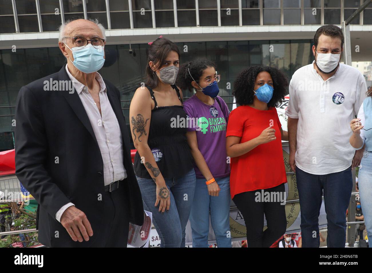 San Paolo, San Paolo, Brasile. 13 ottobre 2021. (INT) protesta dei dipendenti municipali di fronte alla Camera di San Paolo. 13 ottobre 2021, San Paolo, Brasile: Con la presenza di politici come il coordinatore MTST Guilherme Boulos, il consigliere Eduardo Suplicy e il vice Carlos Giannazi, i funzionari comunali protestano di fronte all'edificio del consiglio comunale di San Paolo, nel centro di San Paolo, Dove i 55 consiglieri della città decideranno se approvare o respingere la legge di modifica alla legge organica 07/21. L'atto protesta contro il pacchetto proposto dal sindaco di San Paolo Ricardo Nunes. CA Foto Stock