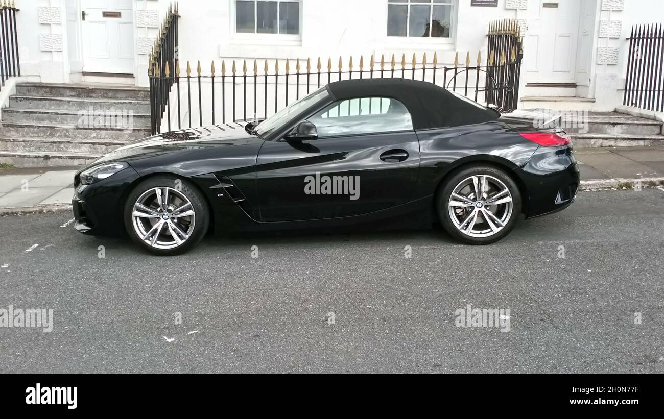 Una vettura nera 2020 registrata BMW Z4 parcheggiata a Torquay, Devon, Inghilterra, Regno Unito. Foto Stock