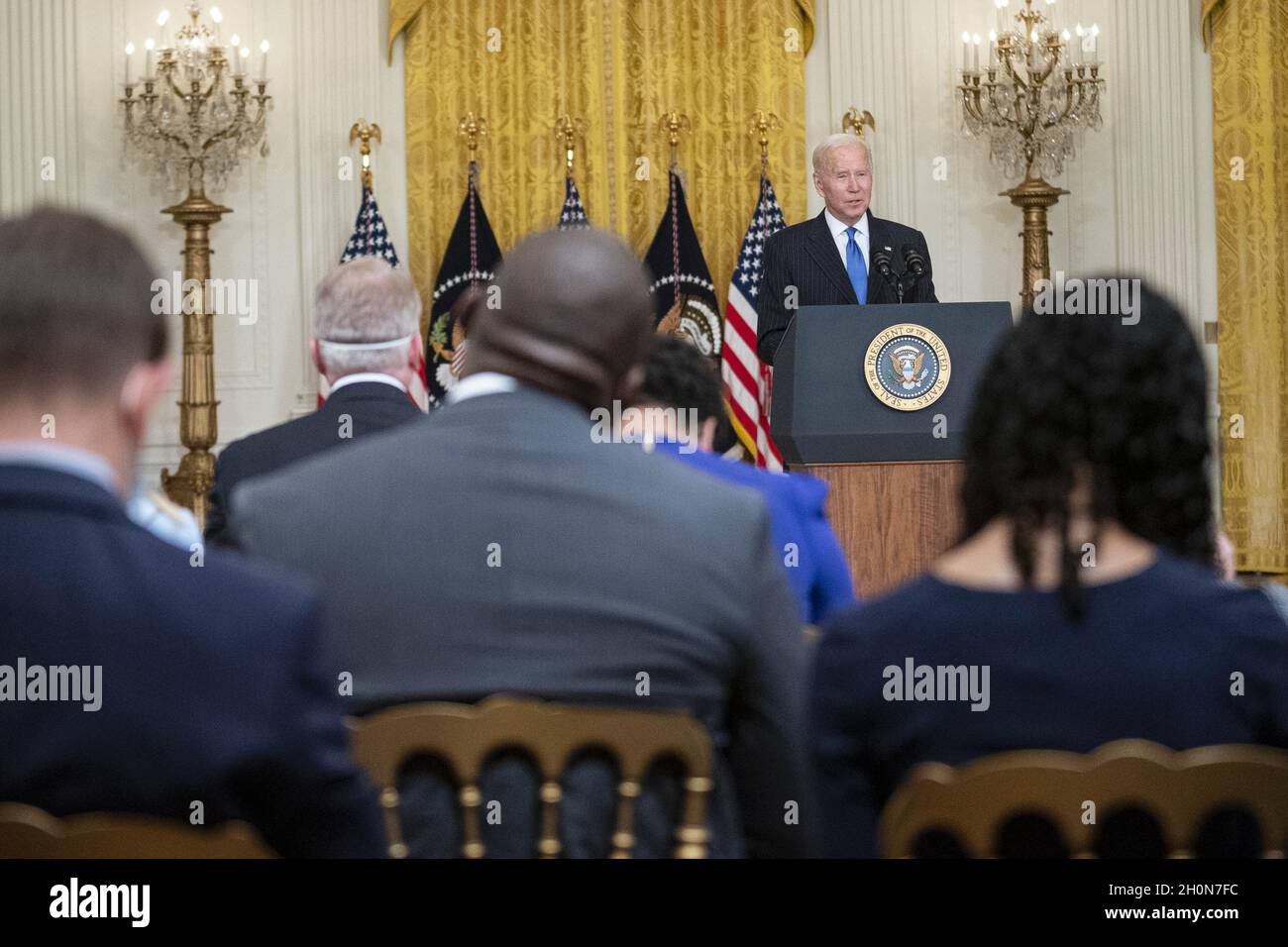 Washington, Stati Uniti. 13 ottobre 2021. Il presidente Joe Biden ha commentato le soluzioni alle strozzature della catena di fornitura dei trasporti dalla sala orientale della Casa Bianca a Washington, DC mercoledì 13 ottobre 2021. Foto di Sarah Silbiger/UPI Credit: UPI/Alamy Live News Foto Stock