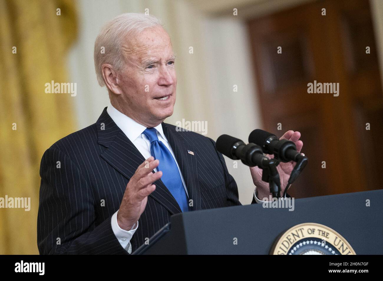 Washington, Stati Uniti. 13 ottobre 2021. Il presidente Joe Biden ha commentato le soluzioni alle strozzature della catena di fornitura dei trasporti dalla sala orientale della Casa Bianca a Washington, DC mercoledì 13 ottobre 2021. Foto di Sarah Silbiger/UPI Credit: UPI/Alamy Live News Foto Stock