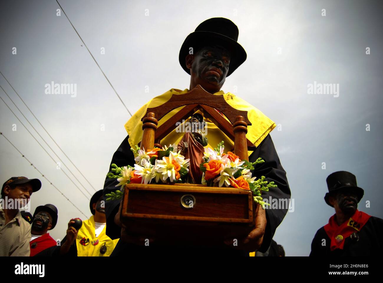 L'annuale Parrada di San Pedro o Parade di San Pedro viene celebrata nelle città di Guarenas e Guatire a Miranda, Venezuela, il 29 giugno. Consiste in una rappresentazione drammatica effettuata dai seguenti personaggi: el Abanderado, San Pedro, el Cargador, María Ignacia, los Tucusitos, los Sampedreños Danzantes, la Diabla, el Sampedreñito e Músicos-Cantores (musicisti e cantanti). Giugno 29, 2009. Foto Stock