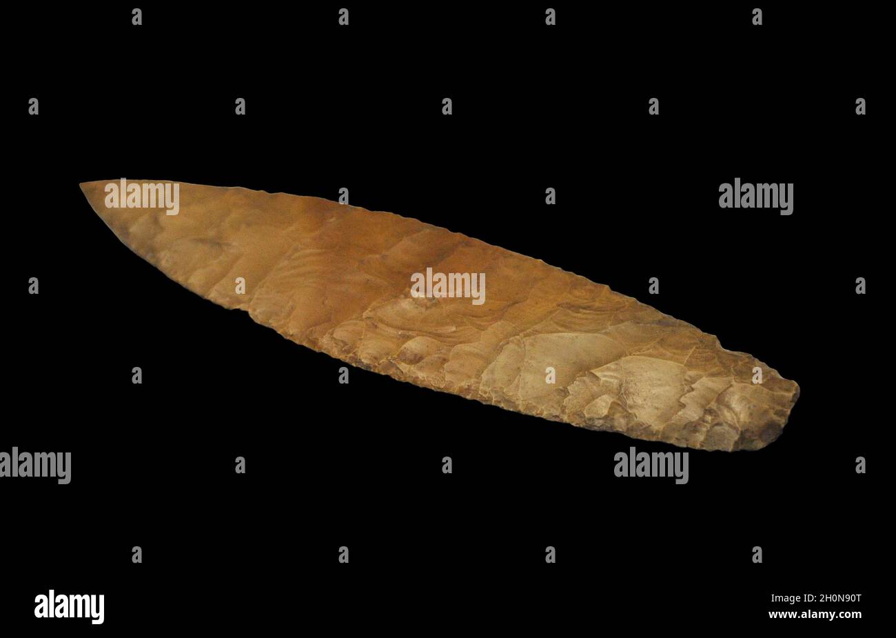 America. Lama del coltello o testa di taglio. Pietra intagliata con morbido slapper e ritocco di pressione. Tradizione paleoindiana. Museo delle Americhe. Madrid, Spagna Foto Stock