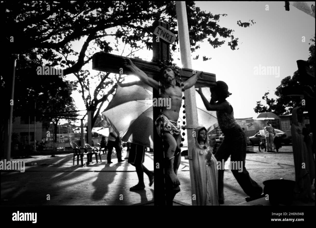 Vendita di statuine religiose nella piccola città di Achaguas, Apure. Apure è uno dei 23 stati in cui il Venezuela è diviso. La capitale dello stato è San Fernando de Apure. Il Venezuela è un paese tropicale sulla costa settentrionale del Sud America. Achaguas, Stato dell'Apure, Venezuela Foto Stock