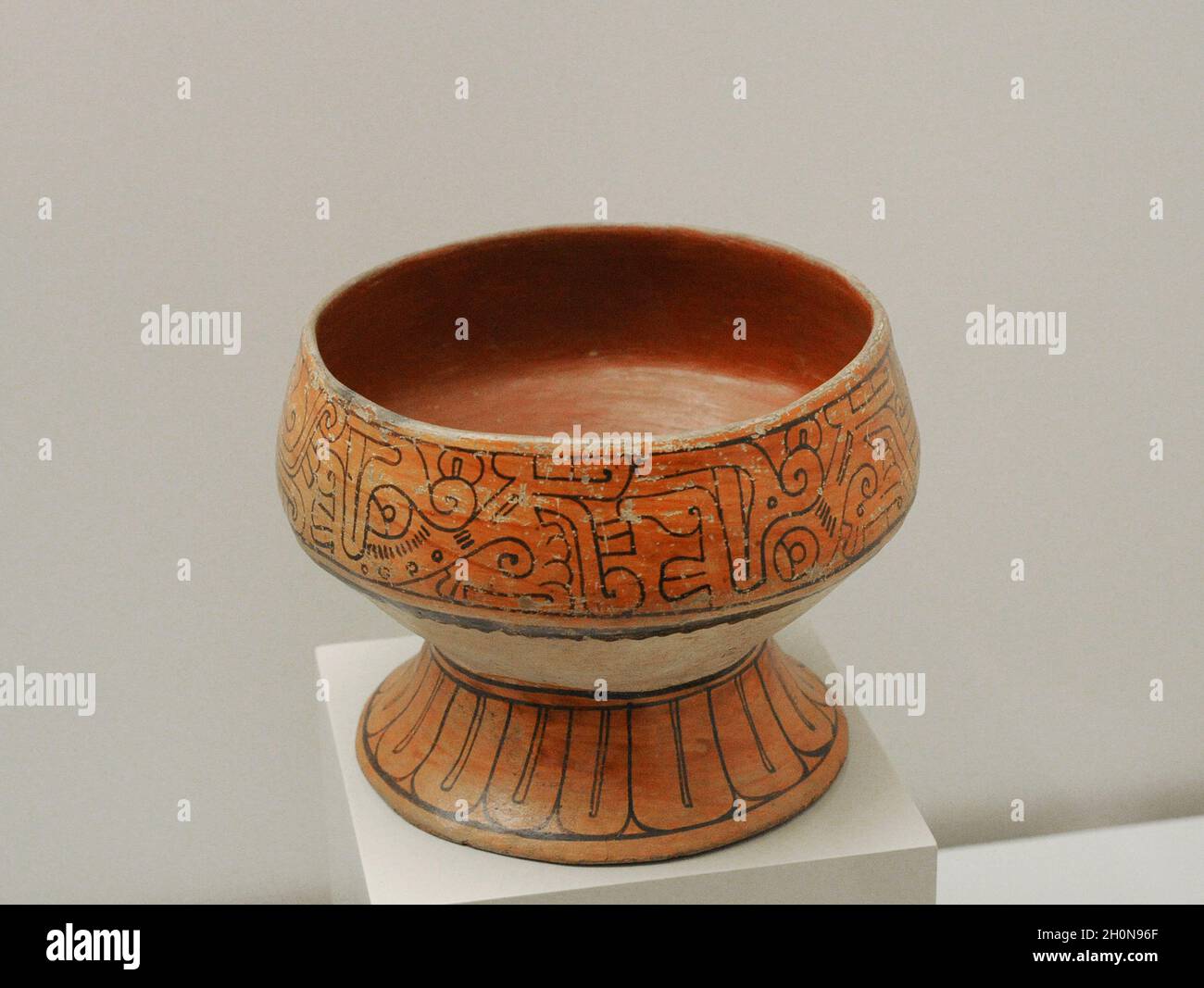 Tazza con decorazione schematica e geometrica. Ceramica dipinta. Stile Mixtec-Puebla. Periodo tardo-postclassico (1350-1500 d.C.). Messico. Museo dell'Ameri Foto Stock