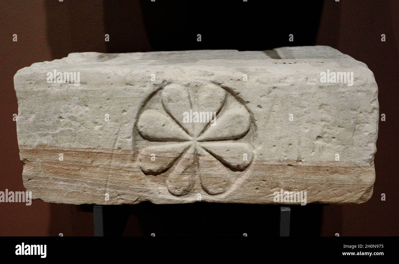 Frammento di montante porta con rosetta intagliata. 1a metà dell'viii secolo. Arenaria. Dalla Cattedrale di Faras (Sudan). Galleria Faras. Museo Nazionale. Warsa Foto Stock