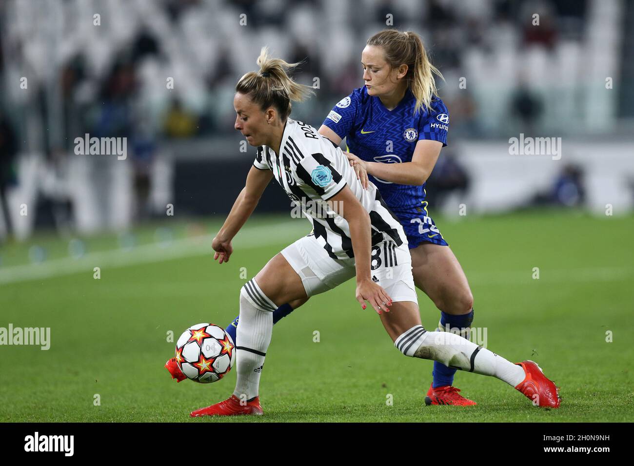 Torino, Italia . 13 ottobre 2021, Martina Rosqui della Juventus FC Women e Erin Cuthbert del Chelsea FC Women battaglia per la palla durante la UEFA Champions League Group Una partita tra Juventus FC Women e Chelsea FC Women allo Stadio Allianz il 13 ottobre 2021 a Torino. Foto Stock