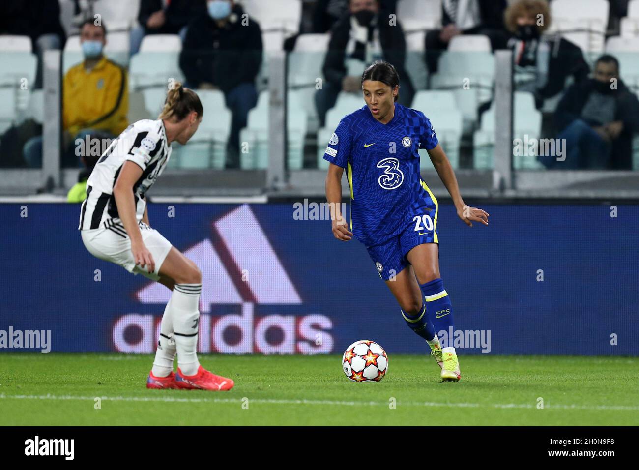 Torino, Italia . 13 ottobre 2021, Samantha Kerr del Chelsea FC Women controlla la palla durante la UEFA Champions League Group Una partita tra Juventus FC Women e Chelsea FC Women allo stadio Allianz il 13 ottobre 2021 a Torino, Italia . Foto Stock