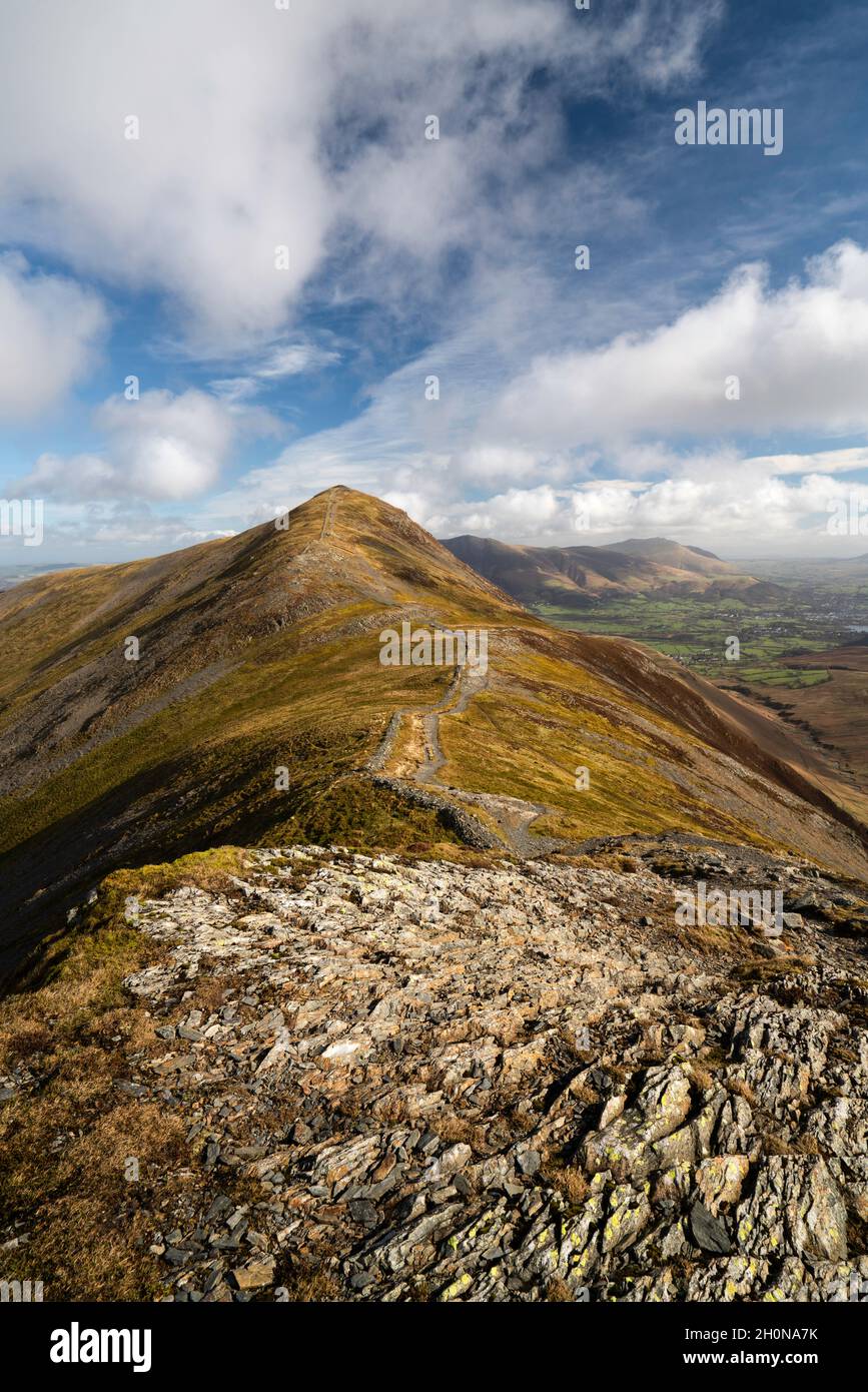 Vista ritratto del sentiero per Grisedale Pike, parte del Coledale Horseshoe nel nord-ovest Lake District, Cumbria, Inghilterra. Foto Stock