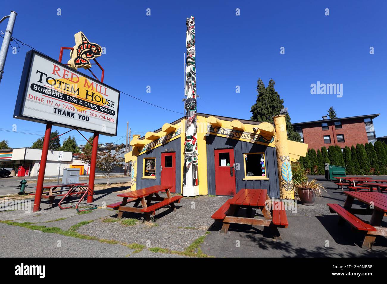 [Storefront storico] Red Mill Totem House, 3058 NW 54th St, Seattle, WA. Un ristorante alloggiato in un edificio iconico. [per ulteriori informazioni, vedere c Foto Stock