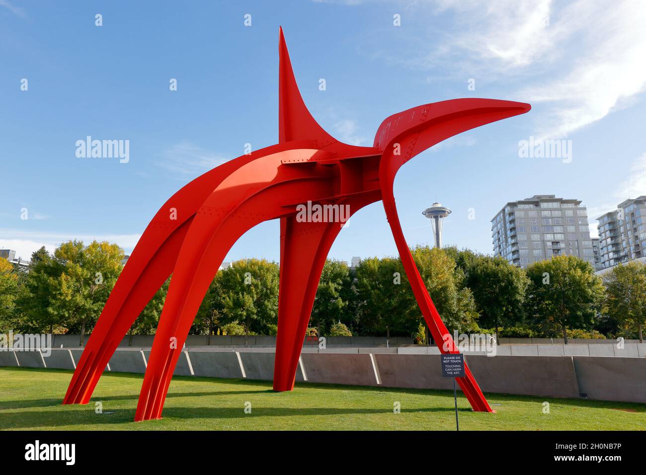 Olympia Sculpture Park, Seattle Art Museum, Seattle, Washington. Sculture in un parco con un'occhiata allo Space Needle. Foto Stock