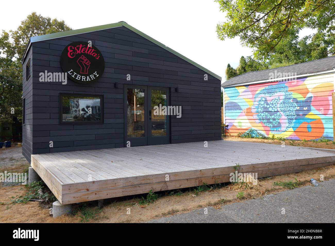 Estelita's Library, 241 Martin Luther King Jr Way S, Seattle, WA. Esterno di una biblioteca e libreria sociale orientata alla giustizia a Beacon Hill Foto Stock