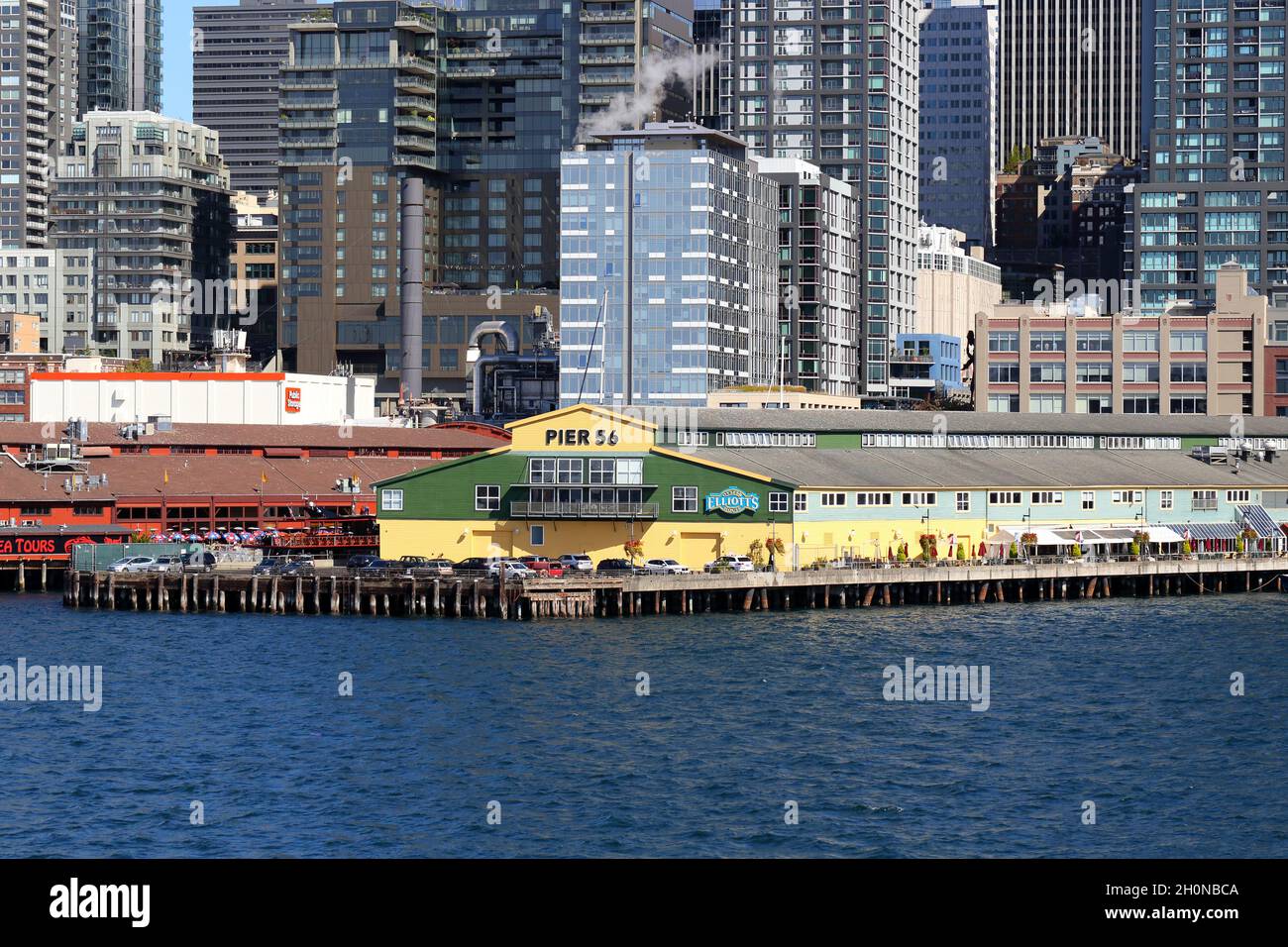 Molo 54 di Seattle nel Puget Sound con edifici del Central Business District sullo sfondo. Foto Stock