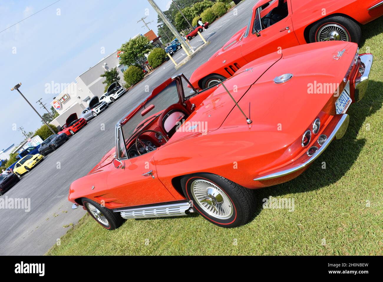 Una Chevrolet Corvette Convertibile Rosso anni '60 in mostra un Car Show. Foto Stock