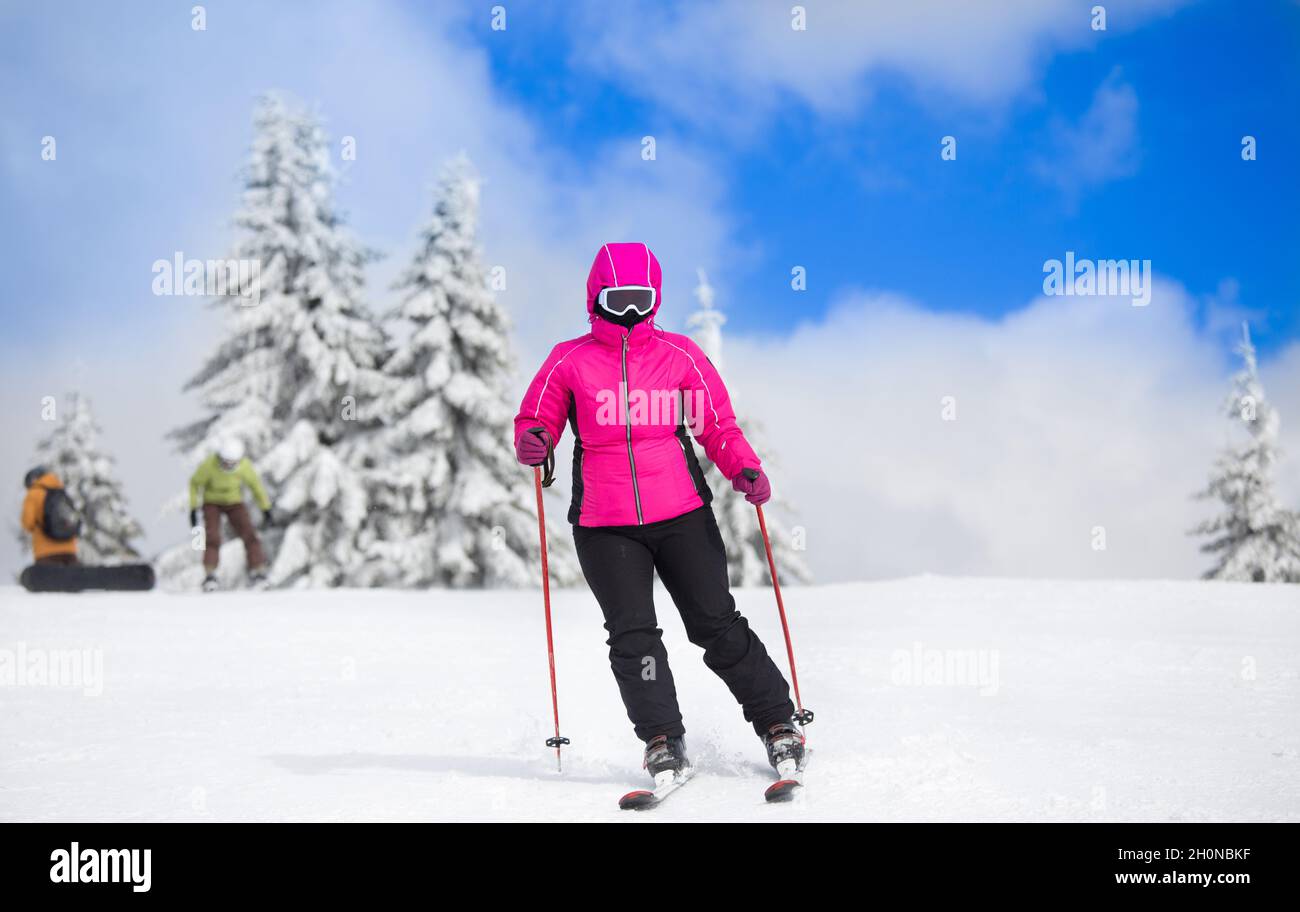 Donna sciare sulla montagna Kopaonik in Serbia. Attività ricreative invernali in vacanza Foto Stock