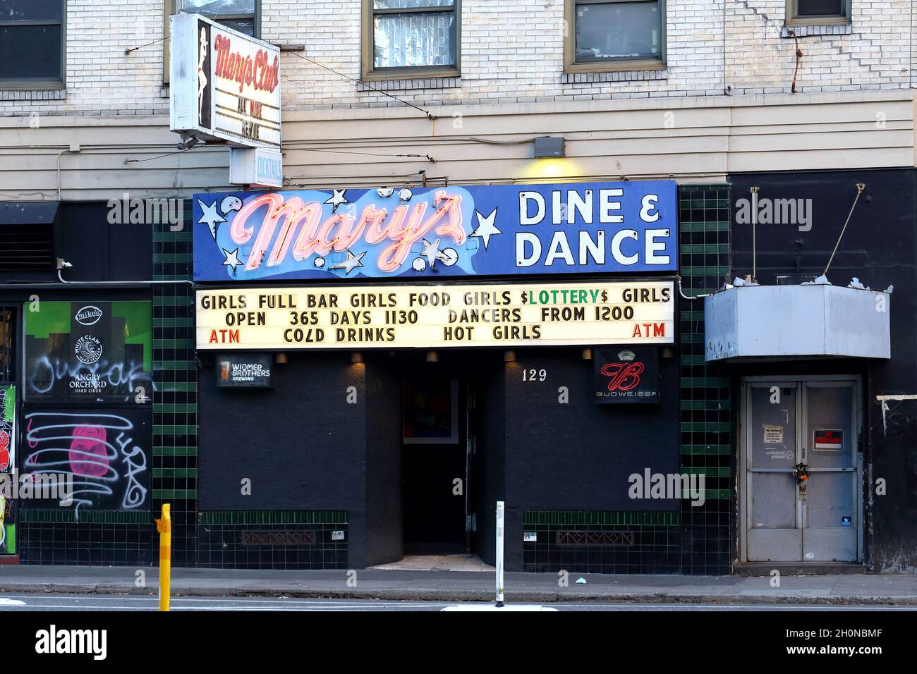 [Storefront storico] Mary's Club, 129 SW Broadway, foto del storefront Portland del più antico strip club di Portland in Pioneer Square. Oregon Foto Stock