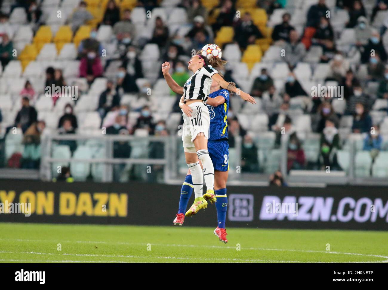 Torino, Italia, 13 ottobre 2021, Barbara Bonansea (Juventus Women) e Melanie Leupolz del Chelsea FC Women durante la UEFA Women's Champions League, Group A football match tra Juventus FC e Chelsea FC il 13 ottobre 2021 allo stadio Juventus di Torino - Photo Nderim Kaceli / DPPI Foto Stock