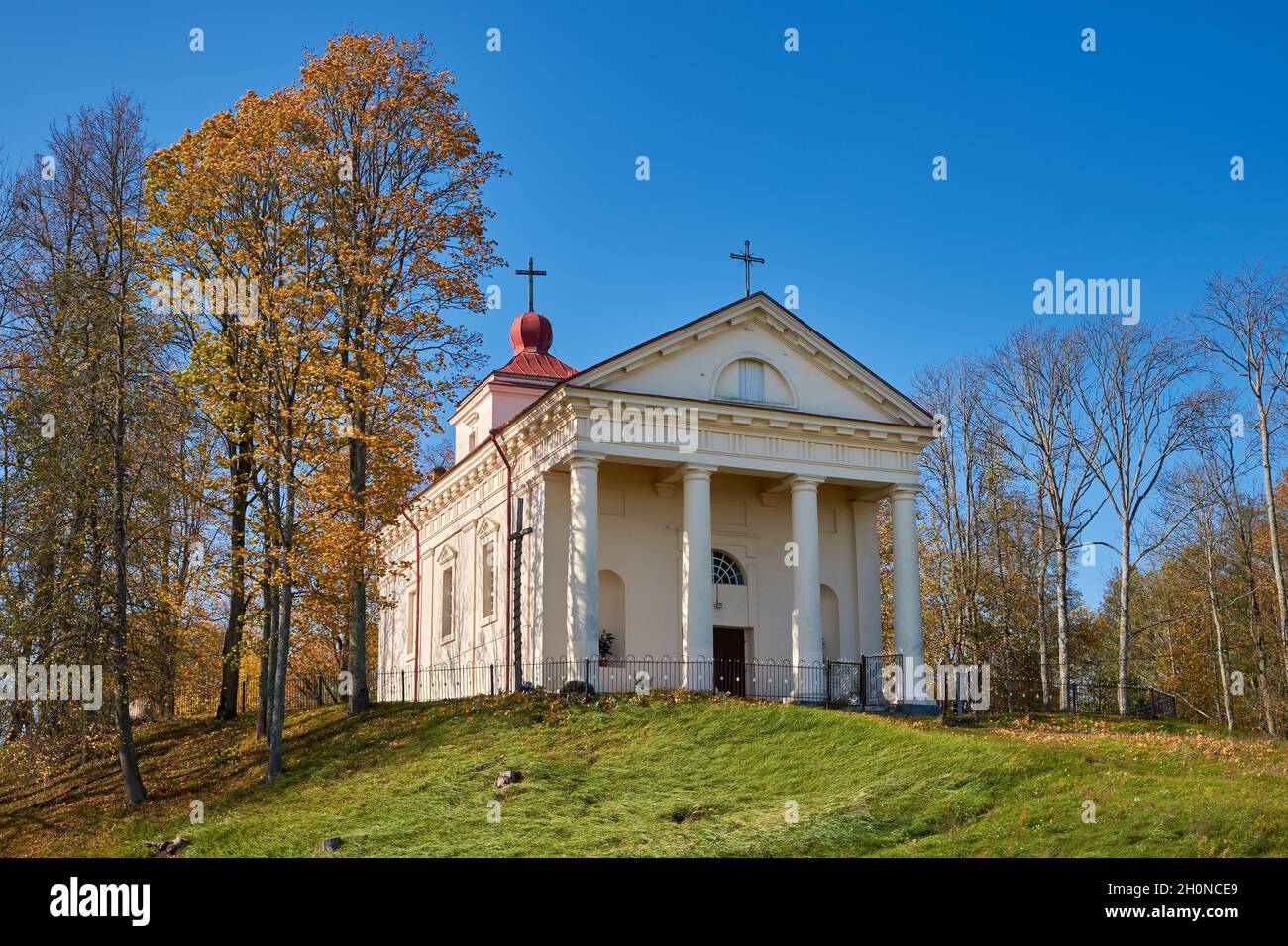 Antica chiesa cattolica di nostra Signora del Perpetuo Aiuto nel villaggio di Shemetovo, distretto di Myadel, regione di Minsk, Bielorussia. Foto Stock