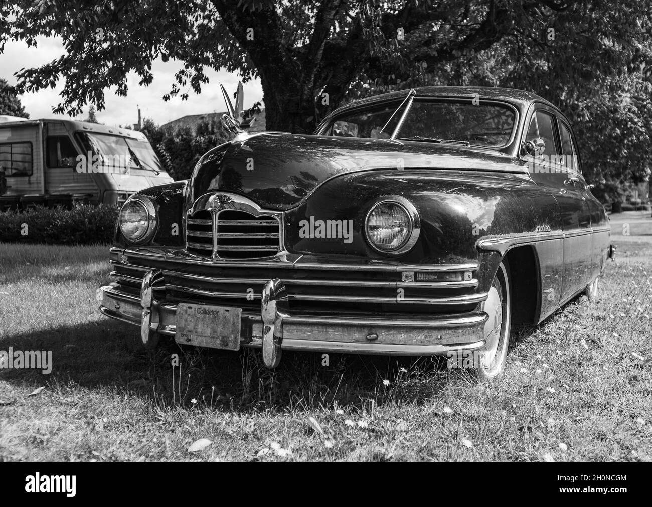 Vintage black Packard auto su una strada. Hope, BC, Canada-Ottobre 1,2021. Vista stradale, foto di viaggio, fuoco selettivo, nessuno, monocromatico, bianco e nero Foto Stock