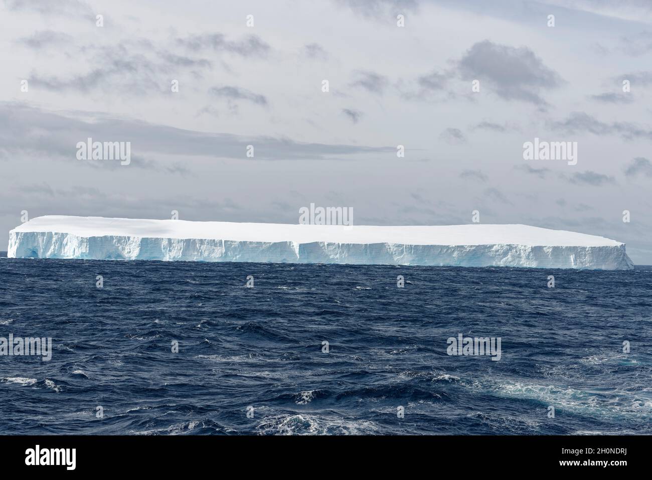 Ghieberg tabulare che si difting in mare. Oceano Meridionale, Antartide Foto Stock