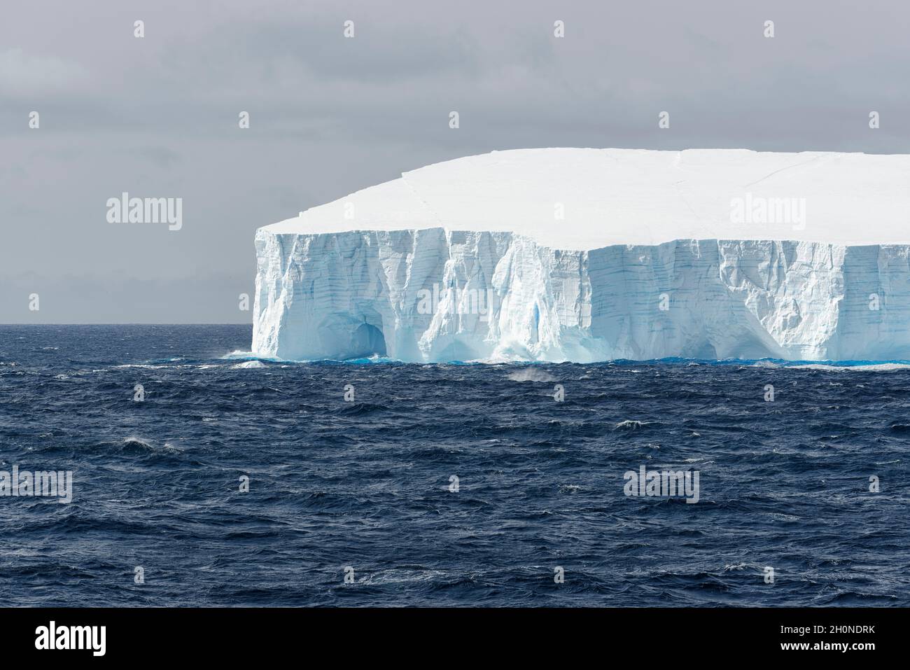 Ghieberg tabulare che si difting in mare. Oceano Meridionale, Antartide Foto Stock