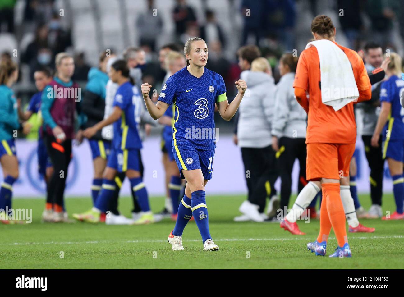 Torino, Italia . 13 ottobre 2021, Magdalena Eriksson del Chelsea FC Women celebra dopo aver vinto la UEFA Champions League Group Una partita tra Juventus FC Women e Chelsea FC Women allo stadio Allianz il 13 ottobre 2021 a Torino. Foto Stock